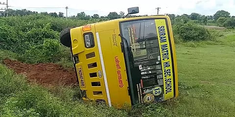 தனியார் பள்ளிவாகனம் கவிழ்ந்து விபத்து; பயிற்சி இல்லா ஓட்டுநர் வைத்து இயங்கியதுதான் காரணமா?