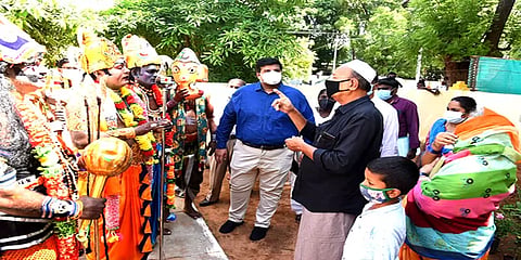 தடுப்பூசி: கடவுள் வேடமணிந்து வீடு வீடாகச் சென்று விழிப்புணர்வை ஏற்படுத்திய நாடக நடிகர்கள்