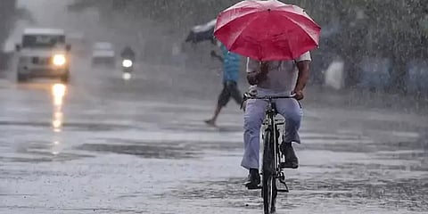 சென்னையில் பகலை இரவாக்கிய மழை; இன்னும் 2 நாள்களுக்கு மேகமூட்டம் நீடிக்கும் - வானிலை மையம்