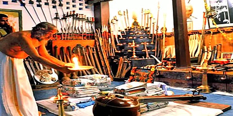 களைகட்டிய ஆயுத பூஜை விழா: உற்சாகமாக கொண்டாடி மகிழும் தமிழக மக்கள்