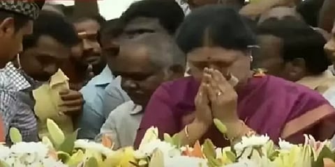 ஜெயலலிதா நினைவிடத்தில் கண்ணீர் மல்க அஞ்சலி செலுத்திய சசிகலா