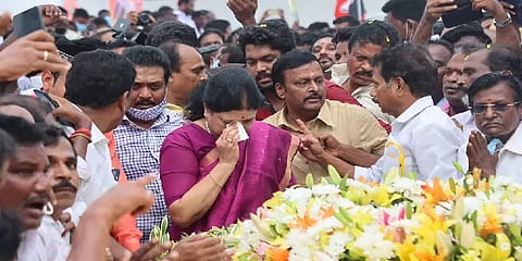 "புரட்சி படும் பாடு" என்ற தலைப்பில் சசிகலாவை சீண்டிய முரசொலி