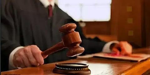 வழக்கு விசாரணைக்கு நேரில் ஆஜராகாத இன்ஸ்பெக்டருக்கு பிடிவாரண்ட் விதித்த நீதிமன்றம்