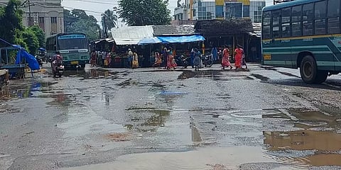 அவலநிலையில் திருவாரூர் பேருந்து நிலையம் - விரைந்து சரிசெய்ய பொதுமக்கள் கோரிக்கை
