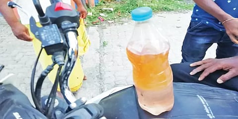 தர்மபுரி: பெட்ரோலில் தண்ணீர் கலந்து வந்ததால் வாடிக்கையாளர்கள் அதிர்ச்சி