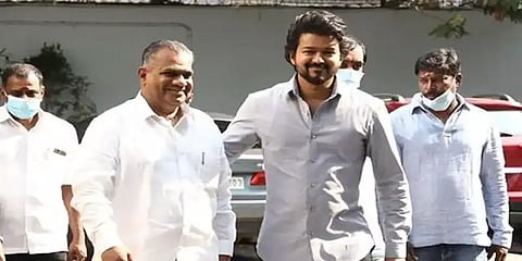 உள்ளாட்சி தேர்தலில் வெற்றி பெற்ற மக்கள் இயக்கத்தவர்களுடன் போட்டோ எடுத்துக்கொண்ட விஜய்!