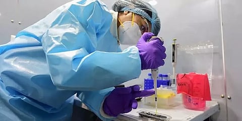 தமிழகத்தில் ஒரேநாளில் 1,075 பேருக்கு கொரோனா - 12 பேர் உயிரிழப்பு