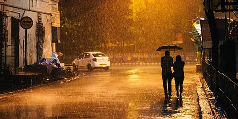 தமிழகம் முழுவதும் விடாது தொடர்ந்து பெய்யும் மழை - சாலைகளில் தேங்கி நிற்கும் மழைநீர்