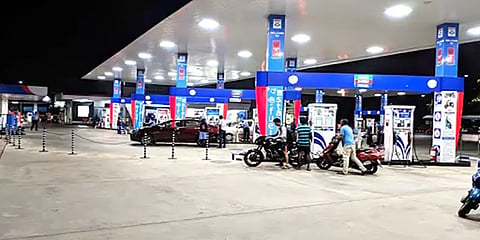 பெட்ரோல், டீசல் விலை குறைப்பு: மீண்டும் உயர்த்தப்படுமா என்ற அச்சத்தில் மக்கள்