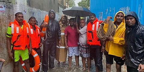 ஓட்டேரியில் ஆற்றில் விழுந்த முதியவர்.. காப்பாற்றச் சென்ற இளைஞரும் ஆற்றில் சிக்கிய சோகம்