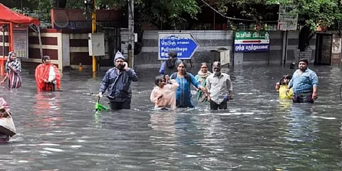 சென்னை மழைநீர் தேக்கம்: 400+ இடங்களில் வடிகால்களை அடைத்துக்கொண்டிருக்கும் நெகிழி பைகள்