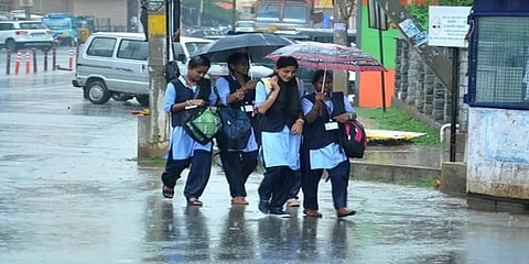 அதிகனமழை எச்சரிக்கை: 5 மாவட்ட பள்ளிகளுக்கு நாளை விடுமுறை