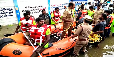 துரிஞ்சல் ஆற்றில் வெள்ளம்: கரையோர சர்ச்சில் சிக்கிய 8 பேரை போராடி மீட்ட தீயணைப்பு வீரர்கள்