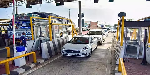 சேலம்: சுங்கச்சாவடியில் தகராறு - கட்டணம் செலுத்தாமல் சென்ற வாகனங்கள்