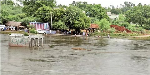 தென்காசி, பாபநாசம் செல்லும் நெடுஞ்சாலைகளில் மழைநீர் தேங்கி நிற்பதால் போக்குவரத்து பாதிப்பு