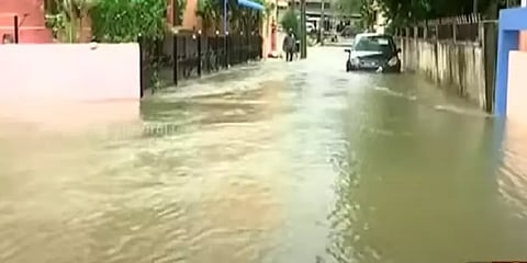 செங்கல்பட்டு: ஏரிகளில் இருந்து வெளியேறும் உபரிநீர் ஊருக்குள் புகுந்ததால் பாதிப்பு