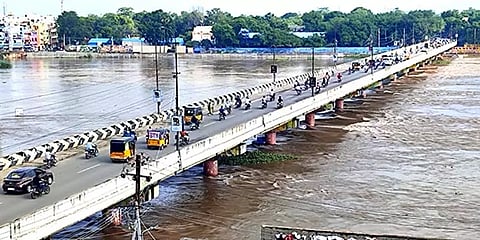 நீர்பிடிப்பு பகுதிகளில் பெய்த கனமழை: மதுரை வைகை ஆற்றில் கரைபுரண்டு ஓடும் வெள்ளம்