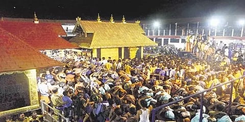 சபரிமலையில் நாளுக்குநாள் அதிகரிக்கும் பக்தர்கள் கூட்டம்: பல மணி நேரம் காத்திருந்து தரிசனம்