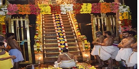 சபரிமலையில் மண்டல பூஜை - தங்க அங்கியுடன் ஐயப்பனை தரிசிக்க குவியும் பக்தர்கள்
