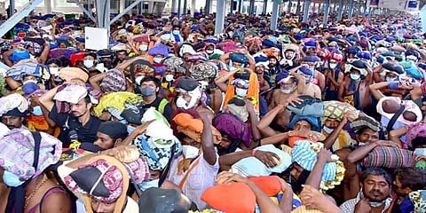மகரவிளக்கு பூஜை: சபரிமலை ஐயப்பன் கோயிலில் அலைமோதும் பக்தர்கள் கூட்டம்