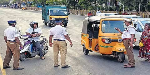 32 மணி நேர முழு ஊரடங்கு: சென்னையில் பாதுகாப்பு பணியில் 16 ஆயிரம் போலீசார்