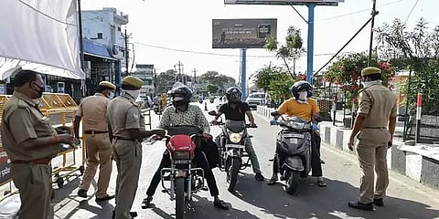தமிழகம் முழுவதும் முழு ஊரடங்கு அமல் - பல்வேறு இடங்களில் போலீசார் தீவிர சோதனை