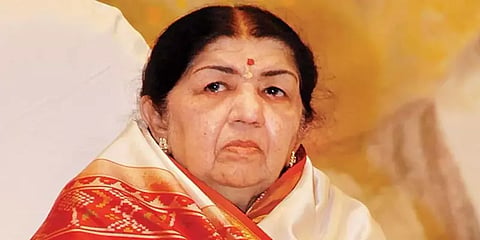 லதா மங்கேஷ்கரின் உடல்நிலையில் லேசான முன்னேற்றம்