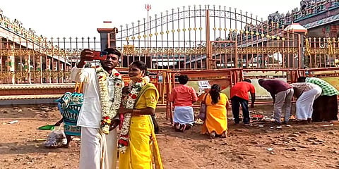மூடப்பட்டிருந்த பண்ணாரி அம்மன் கோயில்: செல்ஃபி எடுத்துச் சென்ற புதுமணத் தம்பதி