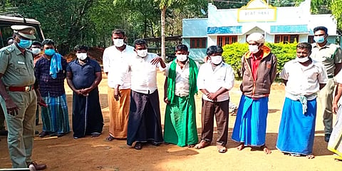 தேனி: சோதனையிட்ட வனக்காவலரை தாக்கிவிட்டு யானை தந்தங்களை விற்க முயன்ற 9 பேர் கைது