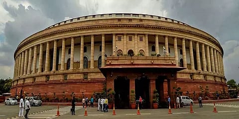 நாடாளுமன்ற வளாகத்தில் பணியாற்றும் 875 பேருக்கு கொரோனா தொற்று