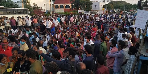 ஈஞ்சம்பாக்கம் பெத்தேல் நகர் குடியிருப்புகளை இடிக்க எதிர்ப்பு: விடிய விடிய போராட்டம்