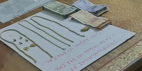 ‘உங்களது துப்பட்டா வண்டியில் மாட்டியுள்ளது' - நூதன முறையில் கொள்ளை: இருவர் கைது