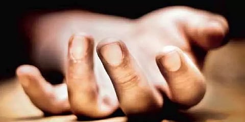 டெல்லி: தாயாரை இழந்த சோகத்தில் தற்கொலை செய்துகொண்ட 40 வயது மருத்துவர்