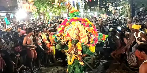 சீர்காழி: அருள்மிகு தர்மராஜா மாரியம்மன் கோயிலில் நடைபெற்ற தீமிதித் திருவிழா