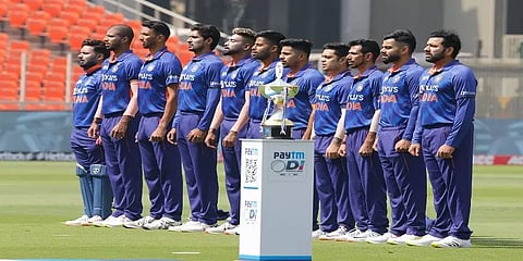 லதா மங்கேஷ்கர் நினைவாக கையில் கருப்பு பட்டை அணிந்து விளையாடும் இந்தியா
