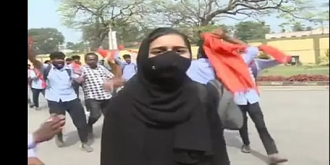 கர்நாடகா: பர்தா அணிந்து வந்த மாணவி..சுற்றி நின்று 'ஜெய் ஸ்ரீராம்' கோஷம் எழுப்பிய மாணவர்கள்
