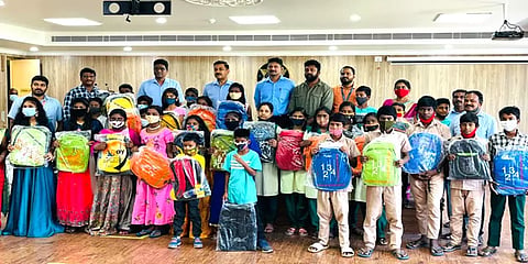நீதிபதியின் உத்தரவை அடுத்து பறிமுதல் பொருட்களை குழந்தைகளுக்கு வழங்கிய கூடுதல் டிஜிபி