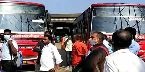 சரியான நேரத்திற்கு வருவதில்லை: அரசு பேருந்துகளை சிறைபிடித்த பொது மக்கள்