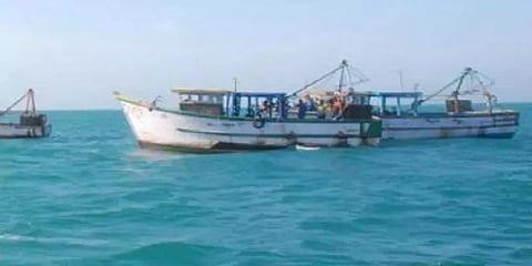 ராமேஸ்வரம் மீனவர்கள் 12 பேரை கைது செய்தது இலங்கை கடற்படை