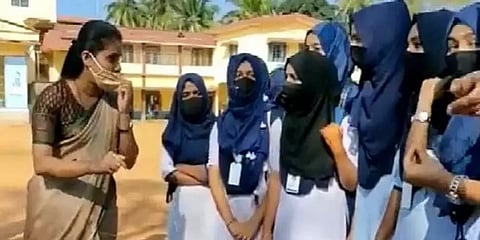 ஹிஜாப் சர்ச்சை: கர்நாடகாவில் இன்று முதல் மீண்டும் பள்ளிகள் திறப்பு