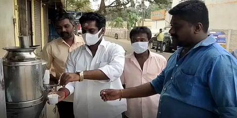 சிவகங்கை: கபசுர குடிநீர் வழங்கி வாக்கு சேகரித்த அதிமுக வேட்பாளர்