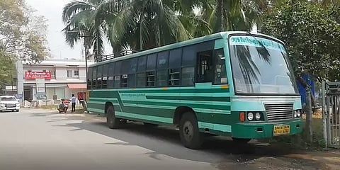 நெல்லை: சாலை வளைவில் அரசுப்பேருந்திலிருந்து தூக்கி வீசப்பட்ட பெண் - மருத்துவமனையில் அனுமதி