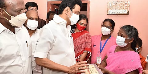 50 லட்சமாவது பயனாளி: வீட்டுக்கே சென்று மருத்துவப் பெட்டியை வழங்கிய முதல்வர்