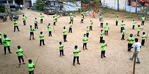 கண்ணை கட்டிக்கொண்டு சிலம்பம்: மாணவர்கள் கின்னஸ் சாதனை முயற்சி