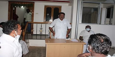 சசிகலாவை நிபந்தனையின்றி கட்சியில் சேர்க்கலாம் - நிர்வாகிகள் கூட்டத்தில் ஓபிஎஸ் முடிவு