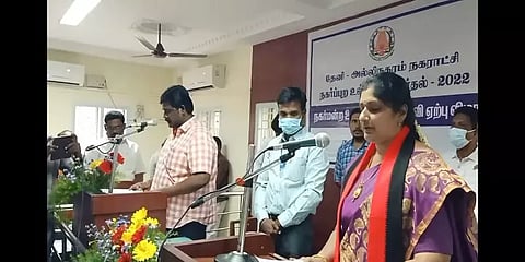 தேனி அல்லிநகரம்: காங்கிரஸின் பதவியை கைப்பற்றிய திமுக நிர்வாகி - ராஜினாமா செய்ய மறுப்பு