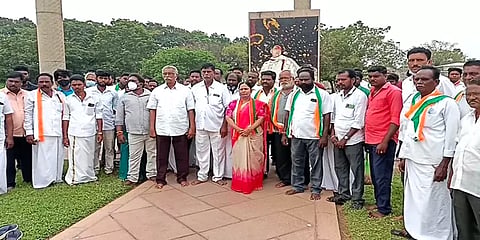 காஞ்சிபுரம்: ‘முதல்வர் சொன்னதுபோல் பதவி விலகுங்கள்’- தியானத்தில் ஈடுபட்ட காங்கிரஸார்