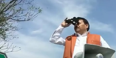 "பெட்டிய தூக்கிருவானுங்களோ..." - பைனாகுலருடன் வாக்கு இயந்திர அறையை சுற்றி வரும் வேட்பாளர்!