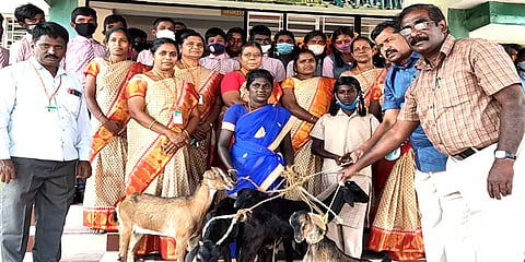 பள்ளி மாணவியின் குடும்பம் வறுமையை போக்க ஆசிரியர்கள் எடுத்த மனிதநேய செயல்