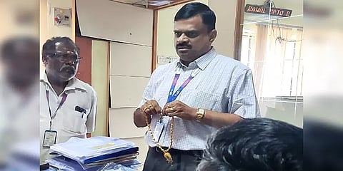 'அட... இப்படியும் திருடலாமா' அடகு நகைகளில் நூதன மோசடியில் ஈடுபட்ட நபர் - நடந்தது என்ன?